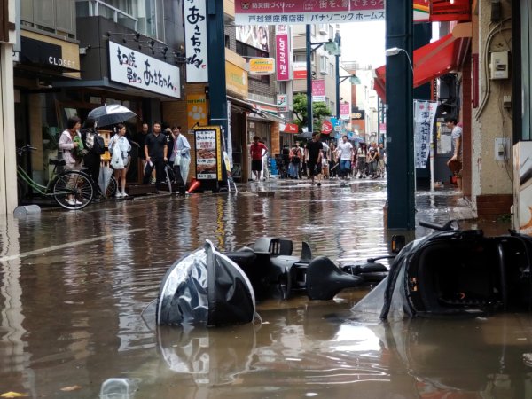 配资门户首页 东京破纪录暴雨：JR停运、机场延误、局部停电