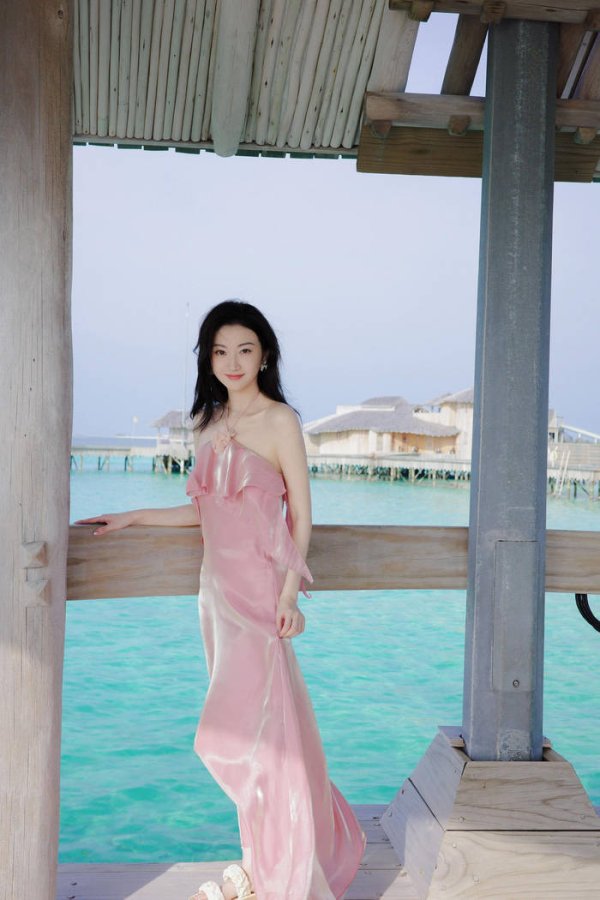 配资平台有哪些 景甜海边度假照曝光！白裙飘飘仙气十足，这一刻美得让人挪不开眼